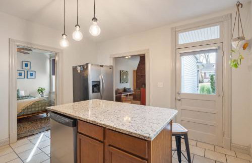 Charming City Home with Patio Fire Pit & Record Player-Family Friendly - Foto 17