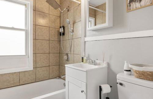 Modern 2BR Mins to Univ, Zoo, Destiny, Downtown - Foto 25