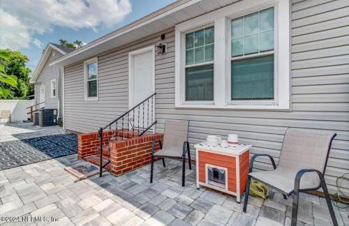 Sleek Jacksonville Gem Perfect for Two - Photo 7