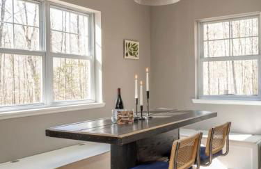 Chic Cabin with Hot Tub and Fire Pit - Foto 16