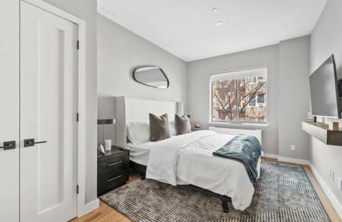 Top Notch 2BR & 2BA Suite Minutes to Central Park - Photo 19