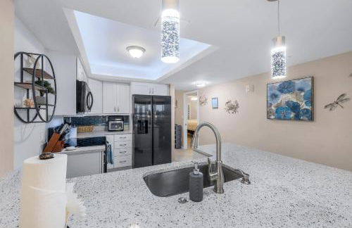 Waterfront Island Oasis! Heated Pool with Stunning View & 2 Full Bath - Foto 17