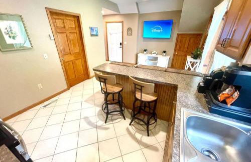 Spacious King Bed Suite at Antique Store - Foto 15