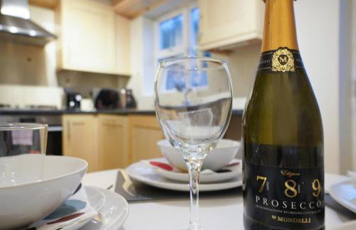 Comfortable stylish Townhouse in Ashford sleeps 5 Netflix 2 Parking spaces Perfect for Contractors and Families - Foto 2