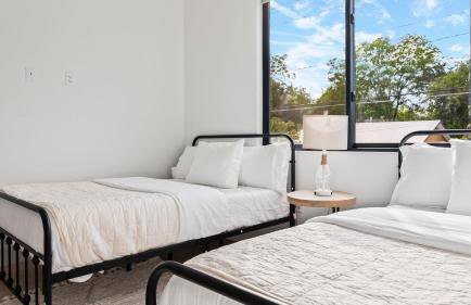 Stylish Home with Firepit Balcony Steps from Austin’s Best Near Rainey St Lady Bird Lake Downtown The Ashlee by AvantStay - Foto 25