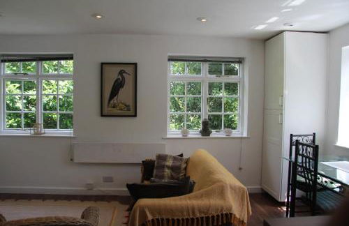 Woodlands Cozy Cottage in Gerrards Cross Sleeps 2 - Photo 15