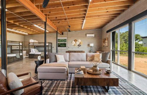 Luxury Riverfront Retreat - 6 Cabins - Private Pool - Photo 23