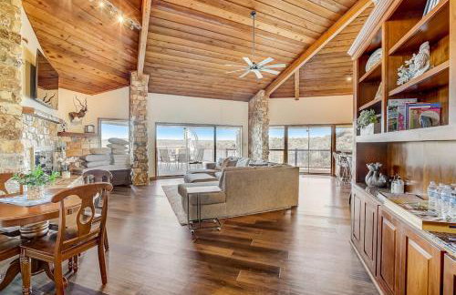Stunning Lakefront Home with 2 Patios, Chef's Kitchen, & Lake Access - Foto 5