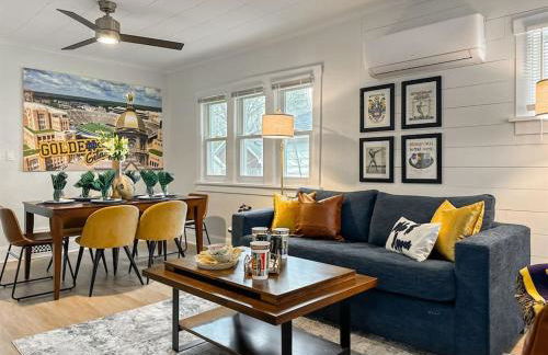 Step into School Spirit at the Golden Dome Getaway - Foto 1