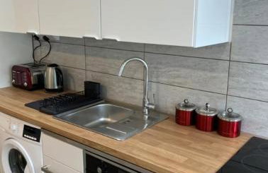 Stylish Detached Studio, Banstead with off street Parking - Photo 10