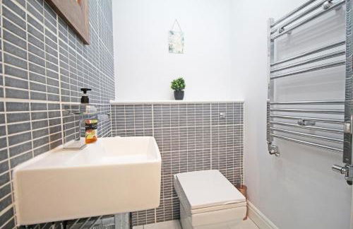 Queens Road - Luxury Spacious Home in Chester - Photo 19