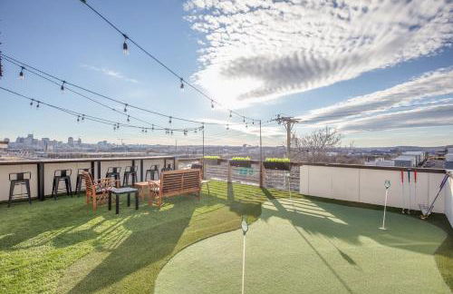 Jack Daniels House with Rooftop Golf, City views! 8min to Whiskey Row! Sleeps 10! - Foto 3