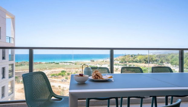 Stylish Seaside Escape with Balcony by Sea N' Rent - Photo 5, Intérieur