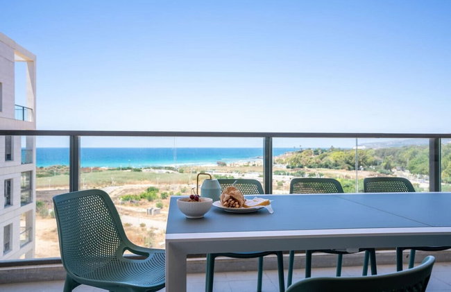 Stylish Seaside Escape with Balcony by Sea N' Rent - Foto 5