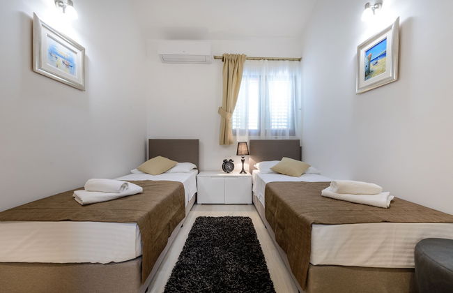 Holiday Home with Private heated Pool, Sea view & Basketball Court - Foto 5