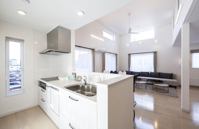 THE LUNA LOUNGE - Photo 45