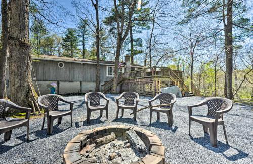 Cozy Cabin with Sunroom and Cacapon River Access! - Foto 1