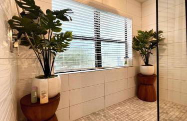 Super stylish 4 BR Home Steps from the Fun - Foto 26