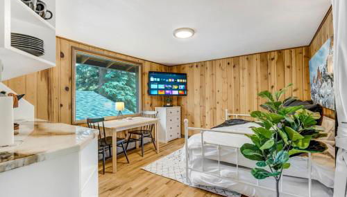 Pikes Peak Stone Cottage - Hot Tub & Game Room - Foto 5