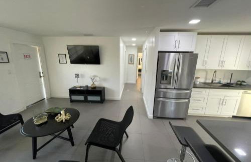 Stylish Pool Home - Photo 14