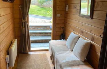 3 Bedroom Lodge Hotub pool in Horsley Surrey UK - Photo 22