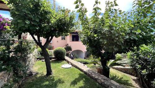 Casa Souad, a cheerful and charming beach view 2 bedroom house and free parking - Foto 1, Garden view