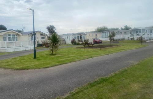 Seaside 2-Bed Caravan Retreat - Sleeps 6 & Parking - Foto 2