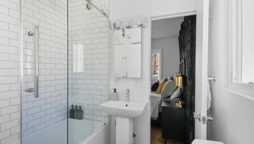 Renovated 3BR House with Heated Pool and Backyard Oasis - Photo 3, Shower