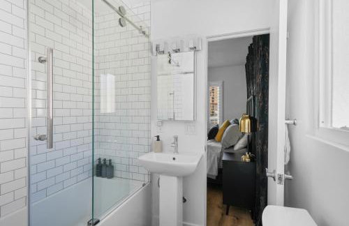 Renovated 3BR House with Heated Pool and Backyard Oasis - Photo 3
