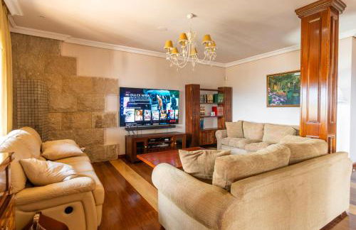 Mansión con Jacuzzi a 40 grados, gran piscina y Pádel - Photo 58