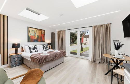 Stylish Home - Pool table, Virgin TV, Fast Wifi, Garden and Self-Check-In by Yoko Property - Photo 25