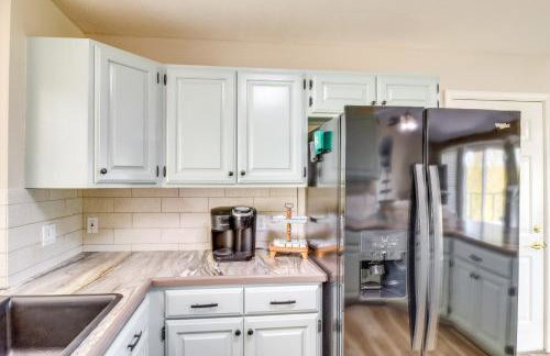 Charming Edgemont Home with Deck and Lake Views! - Foto 12