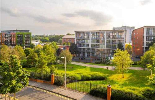 Birmingham City Centre Apartment with Parking - Photo 12