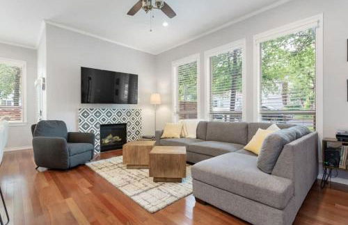 Family 3BR 2BA 1810SQFT Bright Spacious Home with Private Yard in Zilker - Foto 2