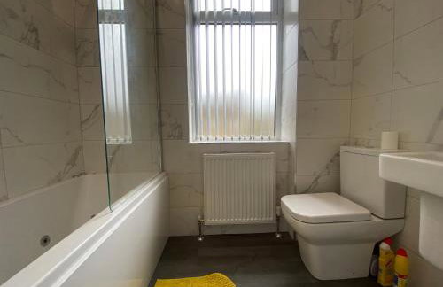 Luxury 3-Bed House-Jaquzzi Bath-Private Parking- suitable for contractors - Foto 23