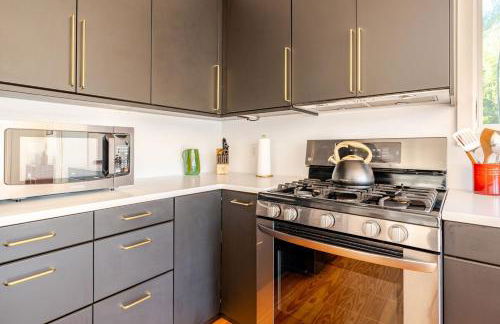 Modern Lakefront Retreat w King Bed - Foto 61