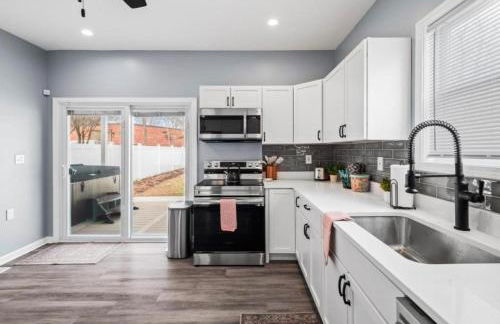 Hot Tub N64 Mins to Downtown Sleeps 8 - Foto 9