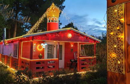 Refugio madera estilo árabe con estatuas, estanques y un pequeño zoo - Foto 1
