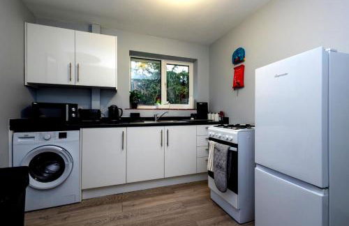 Cozy 2-Bed Detached Bungalow with Parking Woking - Photo 9