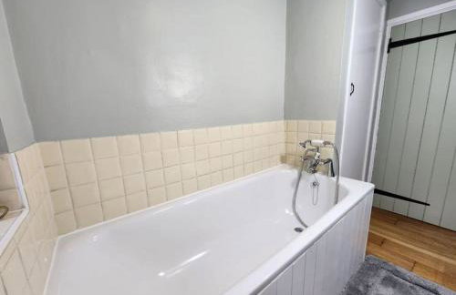 Swan Cottage 2-Bedroom-Netflix-Parking-Nature-Canal - Photo 48