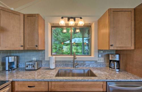 House with Balcony about 5 Mi to Cranmore Resort! - Photo 11