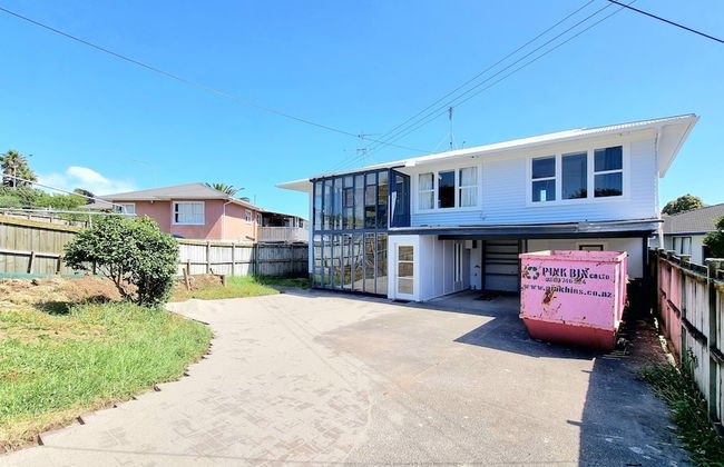 Lovely 2- Bedroom Unit with Free Parking - Photo 22