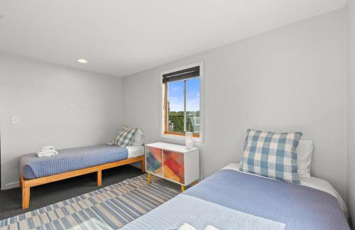 Cozy Pet-Friendly Condo l Pool l Dock l Walk to Parks - Foto 29