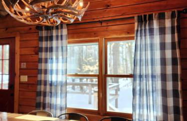 Stylish Forest Lodge with Large Hot Tub, Firepit and Fireplace minutes to Gore Mountain - Foto 61