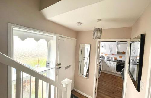 Clicketts - 3-Bedroom, Full Entire House, Sleeps 6 guests, Free wifi, Street Parking, Smart TV, Basildon, Essex London - Foto 13