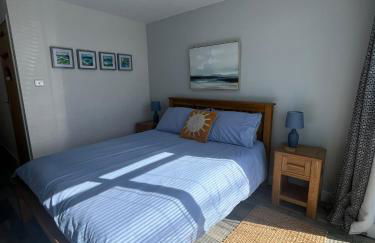 Entire guest suite in Four Mile Bridge, Rhoscolyn - Foto 1