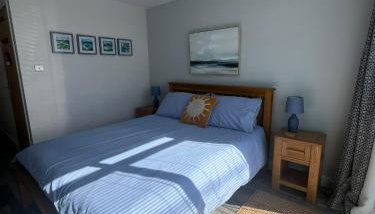 Entire guest suite in Four Mile Bridge, Rhoscolyn - Foto 1