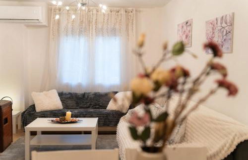 Mary's Downtown Home - a stroll away from Mount Vermio - Photo 3