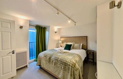 Stunning 4 Bedroom House in Old Windsor Perfect for Families & Groups - Foto 16