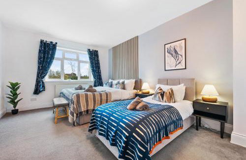 LONG TERM STAY SPECIAL OFFER AVAILABLE! 5-Bedroom Spacious, Stunning Design, Sociable Areas & Cosy House Near South Downs Park, Sleeps 11 with GAMES Room, PRIVATE PARKING and GARDEN - by Blue Puffin Stays - Foto 65